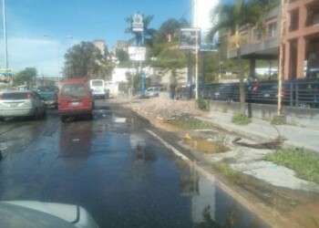 Bote de agua genera cola en la vìa.