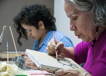 Artistas plásticos elaboran pinturas con recursos de la naturaleza 