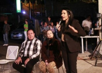 Solórzano acompañó a Rodríguez en la asamblea de ciudadanos en Llano Alto.