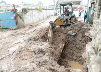 En Carrizal reparan falla en colectora de aguas servidas en calle El Trigo