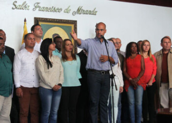 El gobernador estuvo acompañado por los 21 candidatos. Fotos: ALFREDO PEREIRA