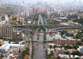 • Reúne textos y una selección fotografías aéreas de Caracas realizadas Nicola Rocco,  pertenecientes al libro editado por la FCU con curaduría de William Niño Araque y la coordinación 
editorial de Pedro Quintero.