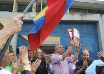 Junto a vecinos formalizó su inscripción ante la Junta Electoral Municipal.
