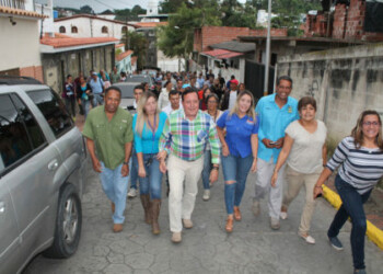 Alcalde Rodríguez encabezó caminata hasta la sede del CNE para inscribir su candidatura a la reelección