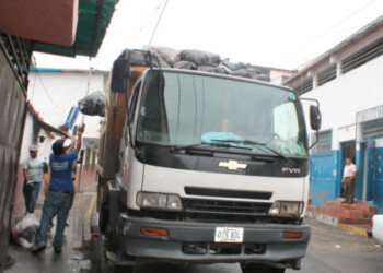 A raíz de la emergencia camiones trasladan a vertederos como La Bonanza en la Autopista Caracas-Charallave la basura, lo que afectará los horarios de recolección en las comunidades.