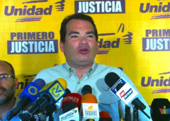 El secretario general nacional de Primero Justicia y diputado a la ANl, Tomás Guanipa, fijó posición  sobre el allanamiento a la inmunidad parlamentaria del primer vicepresidente del Poder Legislativo, Freddy Guevara y el constante ataque al Parlamento venezolano, rechazando de manera categórica que el gobierno de Nicolás Maduro lejos de resolver los problemas del país, se dedique a perseguir a los que piensan distinto. 
Para el parlamentario es lamentable lo ocurrido la semana pasada, cuando no se le permitió a Freddy Guevara defenderse  de delitos que no ha cometido y se solidarizó públicamente con Guevara y con el presidente de la Asamblea Nacional, Julio Borges, quien ha sido víctima de amenazas constantes en su contra, afirmando que al final todos son ataques contra al único Poder del país que tiene legitimidad internacional y también contra todos los venezolanos que piensan distinto y luchan a diario por un país mejor. 
En otro orden, Guanipa  se refirió además al aumento del cono monetario al indicar que “Nicolás Maduro anuncia la emisión de nuevos billetes del cono monetario, porque sabe que los que estaban ya no alcanzaban para nada, pero no anunció medidas destinadas a solucionar la crisis. Es lamentable que actualmente el gobierno gaste más energía en perseguir a quienes piensan distinto, que en resolver lo que se ha convertido en la peor crisis económica y social de nuestra historia”, aseveró Guanipa. 
Finalmente invitó a la población a “estar más unidos que nunca, para derrotar a un TSJ politizado que atiende a caprichos del régimen. Estamos comprometidos en lograr una verdadera reestructuración de la Unidad y en lograr a través de un proceso de primarias tener un candidato oficial para las elecciones presidenciales, porque no estamos apartados de la vía electoral, al contrario estamos luchando para contar con las condiciones necesarias para una elección justa y lograr un verdadero cambio desde la presidencia de Venezuela”.
