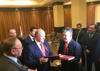 Elías Jaua recibió medalla de los 100 años de la Revolución Rusa