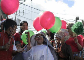 Estudiantes  contagiaron de alegría a los vecinos al cantar villancicos durante su recorrido por los alrededores de la institución