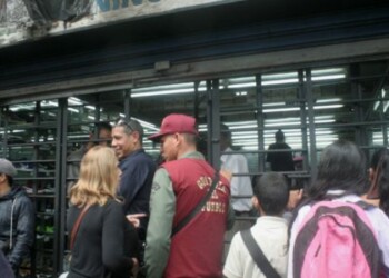 Funcionarios en compañía de efectivos de la Guardia Nacional, tomaron entre este miércoles en la tarde y jueves, los locales de la calle Miquilen y de la Av. Bermúdez, para revisar los precios