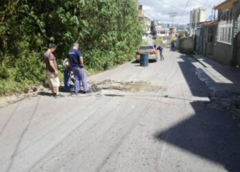 En El Trigo vecinos compraron tubos y cemento para tapar cráter que tenía dos años