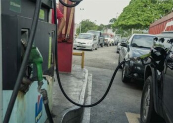 Largas colas por gasolina se registraron en al menos ocho estados del país
