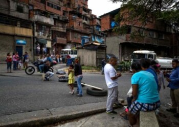 Siguen las protestas en varias zonas de Venezuela por falta de comida, gas y agua