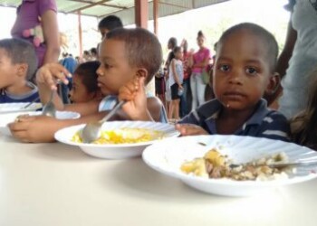 Programa Alimenta la Solidaridad cuenta en menos de un mes con cinco comedores para que 500 niños coman a diario