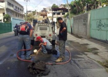 Reparan tubería en el casco del pueblo de Carrizal 