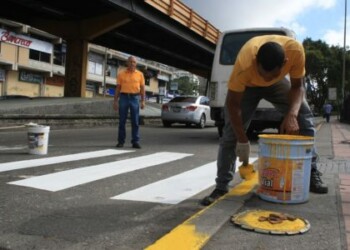 Inician labores de demarcación vial en el Municipio Los Salias