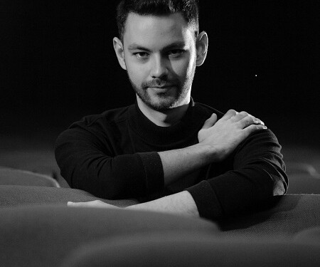 El artista ha creado, a través de las notas y melodías del piano, su propio estilo musical, al fusionar la música venezolana con la salsa, el merengue y el jazz clásico.