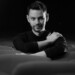 El artista ha creado, a través de las notas y melodías del piano, su propio estilo musical, al fusionar la música venezolana con la salsa, el merengue y el jazz clásico.