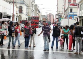 Protestan frente a la Gobernación de Miranda exigiendo las bolsas CLAP