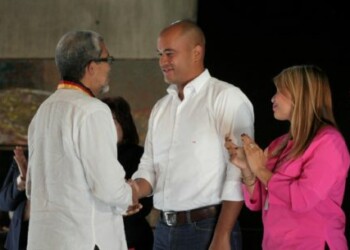 Directora de Educación de la Gobernación de Miranda, recibió la orden "Penacho de Guaicaipuro", en su única clase