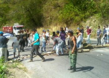 A las 10:00 de la mañana y posteriormente a las 1:00pm, tequeños trancaron la vía expresa denuncian falla en distribución de CLAP