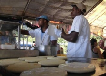 Vendedores de comidas siguen penando para conseguir ingredientes