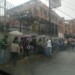 Cientos soportan frio y lluvia cada madrugada  con la esperanza de comprar comida