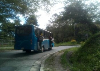 Ante falta de unidades sanantoñeros viajan “guindados” de autobuses