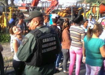 Un trancazo de dos horas, registrado la mañana de este jueves en la carretera Panamericana, degeneró en el saqueo de un camión de pollo, luego que decenas de vecinos del sector El Turpial de Guaicaipuro se lanzaran de nuevo a la calle ante la falta de comida.