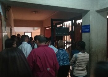 Cientos de jóvenes “arreglan papeles” para salir del país