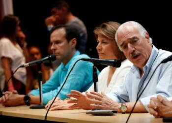 Colombia's former President Andres Pastrana (R) addresses the audience next to Bolivia's former President Jorge Quiroga (L) and Costa Rica's former President Laura Chinchilla after an unofficial plebiscite against President Nicolas Maduro's government and his plan to rewrite the constitution, in Caracas, Venezuela July 16, 2017. REUTERS/Carlos Garcia Rawlins