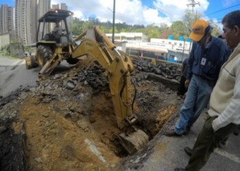 Mientras se estén realizando los estudios, únicamente los vehículos podrán transitar por el cana contrario