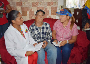 Alcaldesa Wisely Álvarez y su equipo se desplegaron casa por casa para atender al pueblo