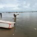 Cientos abarrotan laguna en Tacarigua con la esperanza de pescar para comer. Foto: Daniel Murolo
