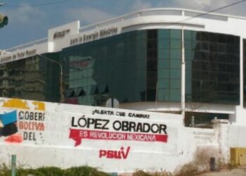 ¿Revolución de exportación? Calles de Venezuela ya tienen murales en apoyo a candidato mexicano  