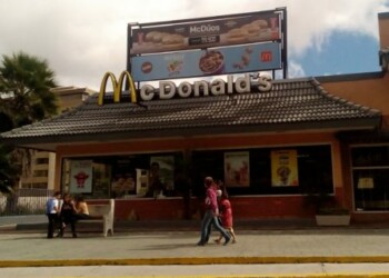 El ver niños día tras día pidiendo limosna en el municipio Los Salias es un tema que se ha agudizado notablemente. Empleados de McDonald’s son afectados directos de dicha situación y no saben qué hacer.