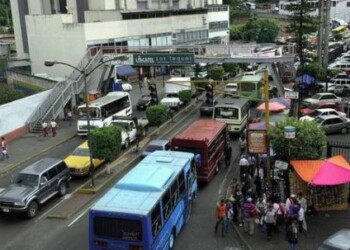 Sobreprecio en el pasaje urbano,  largas caminatas e inseguridad son algunos de sus padecimientos