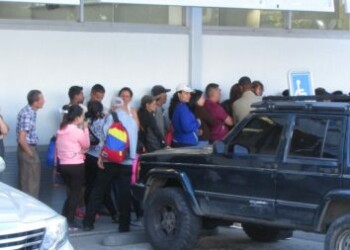 Los adultos mayores  también se ven obligados a pasar horas de pie. Inflación y desabastecimiento cada día más insoportable.