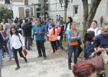 Largas colas para legalizar documentos en la plaza Bolívar de Los Teques.
