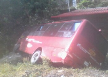 22 heridos al volcar autobús en la ARC