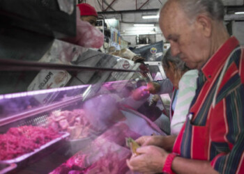 La grave crisis económica que está viviendo el país, ha llevado a los habitantes del mismo tener que sufrir para poder conseguir y además comprar algún producto de la canasta básica.