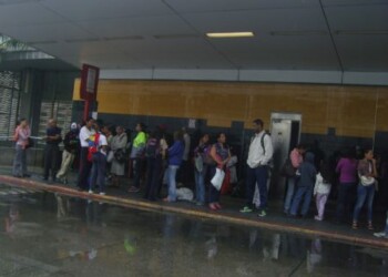  “Tengo que esperar de una a dos horas para poder llegar a mi casa”, declaró un usuario que usa la línea todos los días. A lo que el supervisor de operaciones Rodrigo Aguirre comentó “Tengo 61 unidades de las cuales 45 están paradas y 16 trabajando.”
