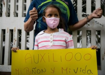 Protesta indefinida frente al J.M de Los Ríos por falta de tratamiento para niños con afecciones renales