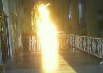 En la foto se puede apreciar que la imagen iluminada se encuentra frente a los tronos de la Virgen que se encuentran al lado derecho de la capilla mariana