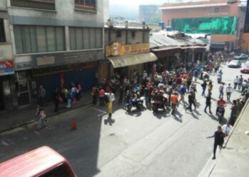 Liceístas saquearon panadería en centro de Los Teques
