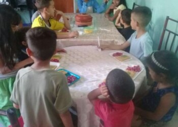 Familia de Los Teques convirtió su casa en comedor para niños