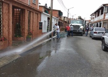 Colapso de drenaje inundó 10 viviendas en Llano Alto