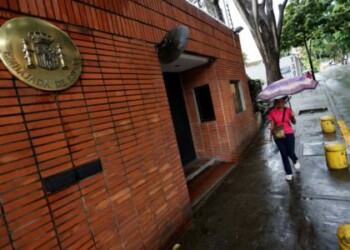 A pedestrian passes next to the Spanish embassy in Caracas, Venezuela, August 3, 2017. REUTERS/Andres Martinez Casares