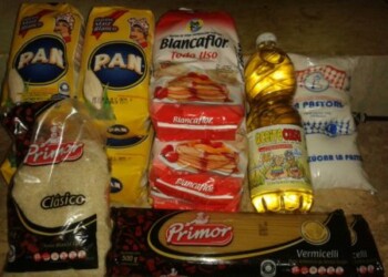 Califican de “humillación” largas colas para recibir bolsas “chucutas”