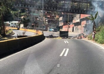GNB y PNB dispersó protesta en km 2 de la Panamericana