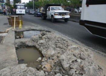 Cientos de conductores en peligro por hueco en la Panamericana. Foto: Luis Sajaro